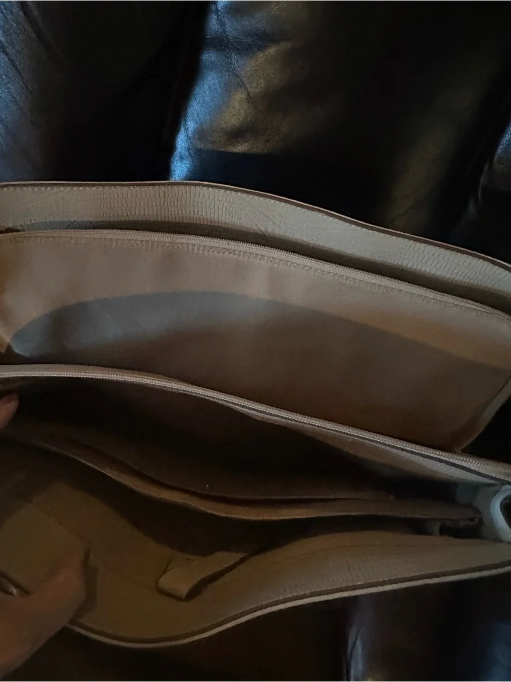 Tutilo New York Beige laptop Bag with Black Handles